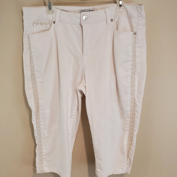 ➕ Code Bleu Denim Capris - Picture 1 of 6